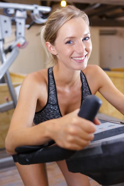 适合在健身房用机器锻炼的女人 — 图库照片