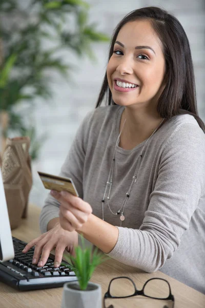 Счастливая Женщина Ноутбуком Кредитной Картой Делает Онлайн Покупки — стоковое фото