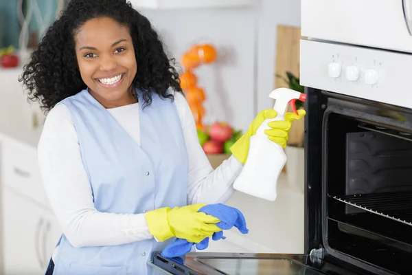 Mujer Horno Limpieza Cocina — Foto de Stock