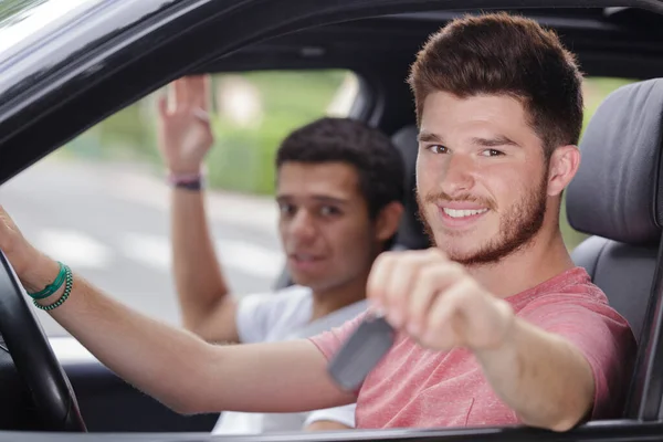 Δύο Ευτυχισμένοι Νέοι Άνδρες Που Κάθονται Στο Αυτοκίνητο — Φωτογραφία Αρχείου