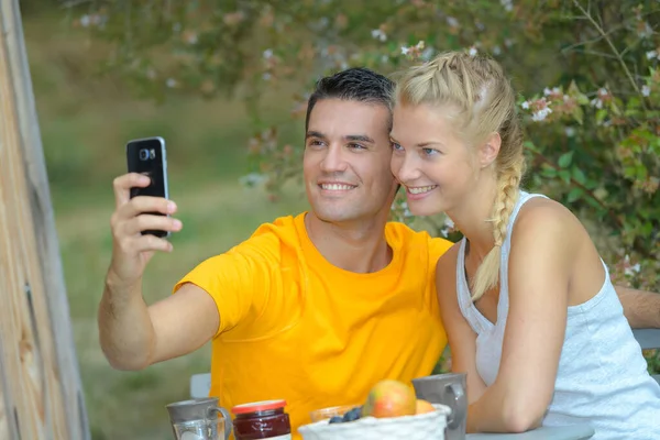Casal Tomando Selfie Enquanto Acampando Fora — Fotografia de Stock