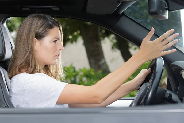 Young Woman Arguing Someone Her Car — Stock Photo, Image