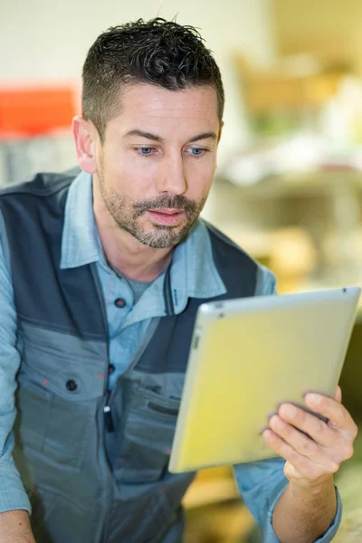 Mannelijke Werknemer Met Behulp Van Een Digitale Tablet — Stockfoto