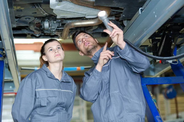 Mechaniker Und Mechaniker Arbeiten Unter Dem Auto Zusammen — Stockfoto