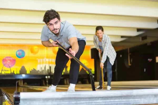 Genç Adam Bowling Salonunu Temizliyor — Stok fotoğraf