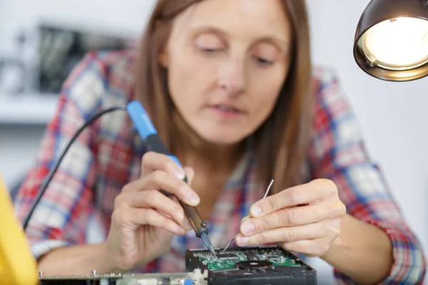 壊れたコンピュータのハードドライブを修理する女性エンジニア — ストック写真