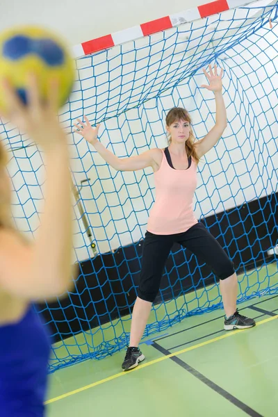 Femme Défendant Handball — Photo