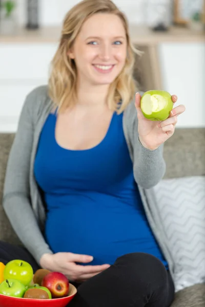 Mujer Embarazada Casa Mostrando Una Manzana — Foto de Stock