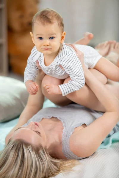 Portret Van Moeder Baby Spelen Glimlachen Thuis — Stockfoto