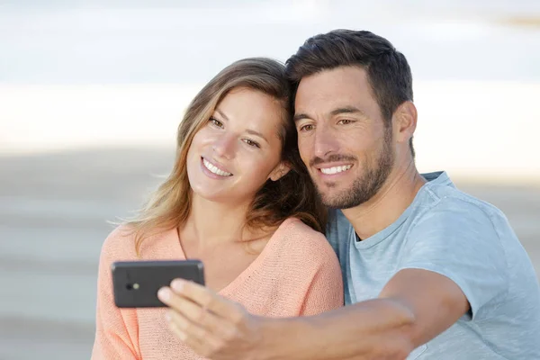 Casal Amoroso Faz Selfie Pôr Sol Perto Lago — Fotografia de Stock