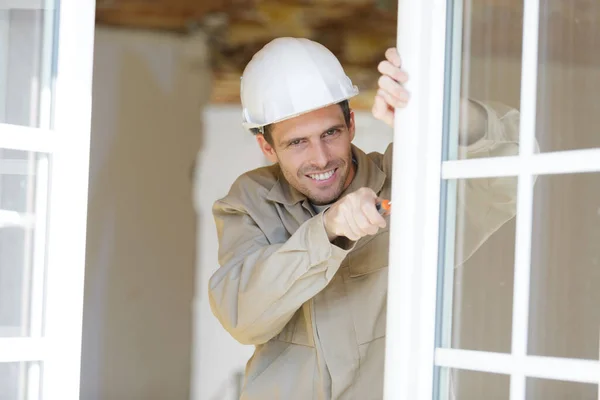 Glücklich Lächelnder Mann Der Als Heimwerker Arbeitet — Stockfoto