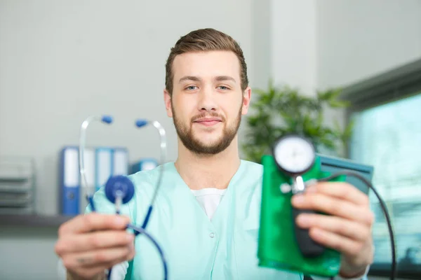 Krankenschwester Zeigt Blutdruckmessgerät Und Blut — Stockfoto