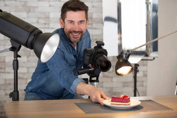 Fotoğrafçı Pastayı Fotoğraflamak Için Işıklandırma Ayarlıyor — Stok fotoğraf