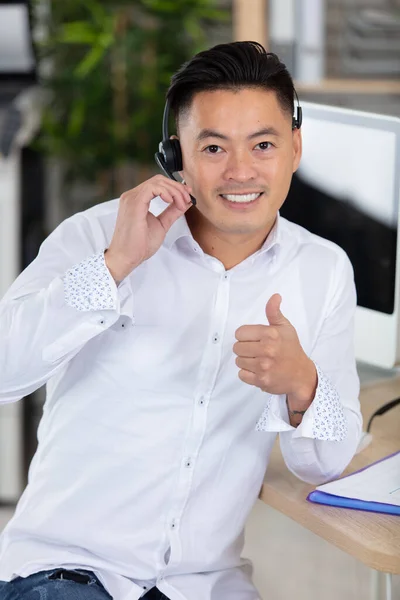 アジア系のビジネスマンがオフィスで親指を立てて — ストック写真