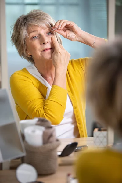 Hermosa Anciana Aplicando Maquillaje — Foto de Stock