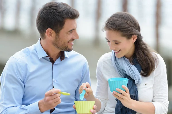 Portrait Smiling Couple Eating Ice Cream Outdoors — Stock Photo, Image