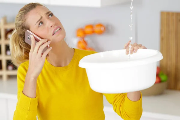Woman Calling Insurance Home Leaks — Stock Photo, Image