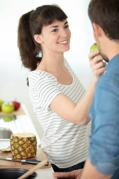 Kvinna Som Håller Äpple För Pojkvän Att Bita — Stockfoto