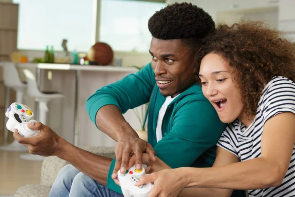 Junges Paar Spielt Videospiel — Stockfoto