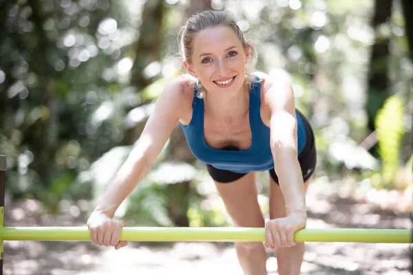 Mooie Fitness Vrouw Doet Oefening Parallelle Bars Buiten — Stockfoto