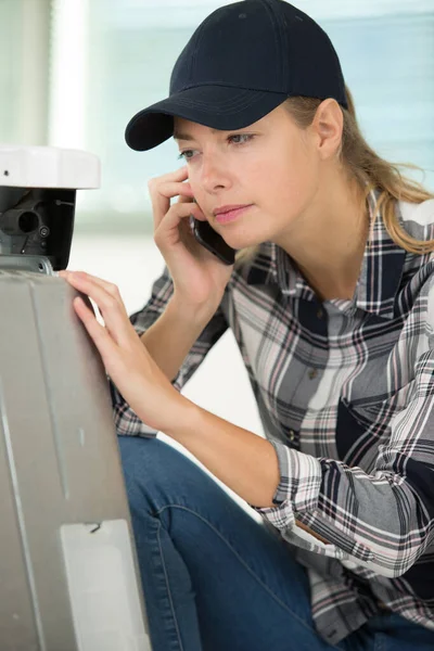 电话打印机上的年轻女修理工 — 图库照片