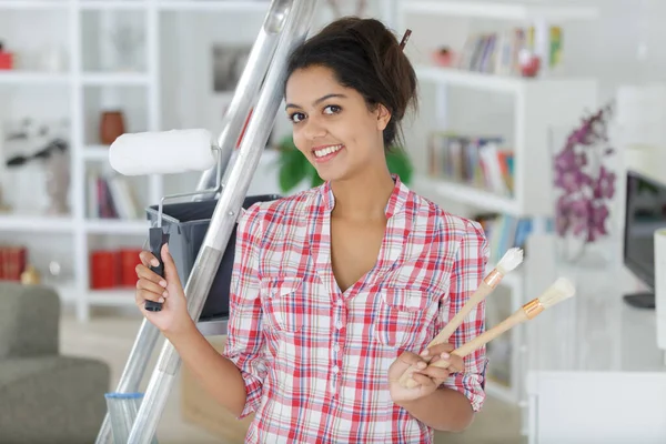 Kvinnlig Målare Som Arbetar Med Renovering Hus — Stockfoto