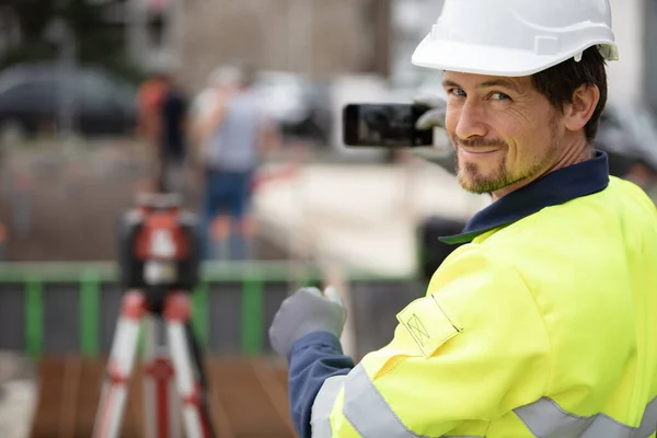 Surveyor Using Smartphone Stood Theodolite Equipment — Stock Photo, Image