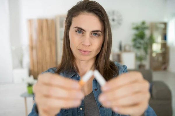 Serious Woman Symbolically Breaks Cigarette Half — Stock Photo, Image