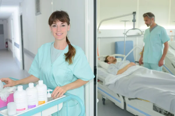 Glückliche Krankenschwester Schiebt Einkaufswagen Krankenhausflur — Stockfoto