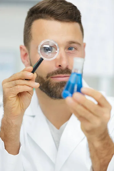 Man Met Een Vergrootglas Het Lab — Stockfoto
