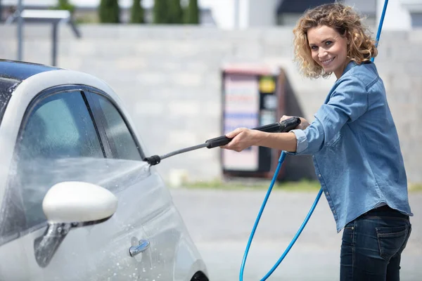 Junge Frau Wäscht Ihr Auto Mit Schwamm — Stockfoto