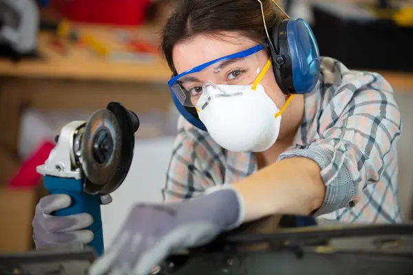Feminino Mecânico Vestindo Máscara Enquanto Trabalhava Com Moedor Ângulo — Fotografia de Stock