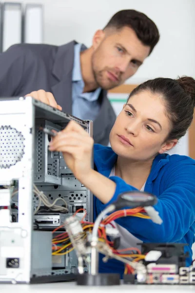 Apprentice Számítógép Javítóműhely Felügyelik Tanár — Stock Fotó