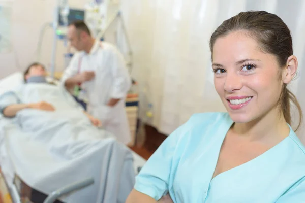 Portret Van Aantrekkelijke Vrouwelijke Verpleegster Patiëntenkamer — Stockfoto