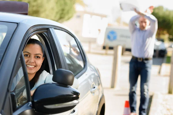 Mujer Joven Examen Conducir Con Instructor —  Fotos de Stock