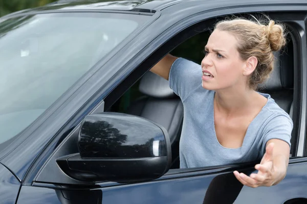 Γυναίκα Στο Αυτοκίνητο Ενοχλημένη Τους Άλλους Οδηγούς — Φωτογραφία Αρχείου