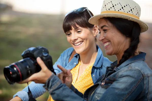 Two Girls Friends Looking Camera — Stock Photo, Image