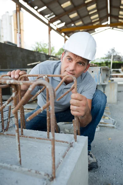 Trabalhador Construção Verificando Cimento Chão Fábrica — Fotografia de Stock