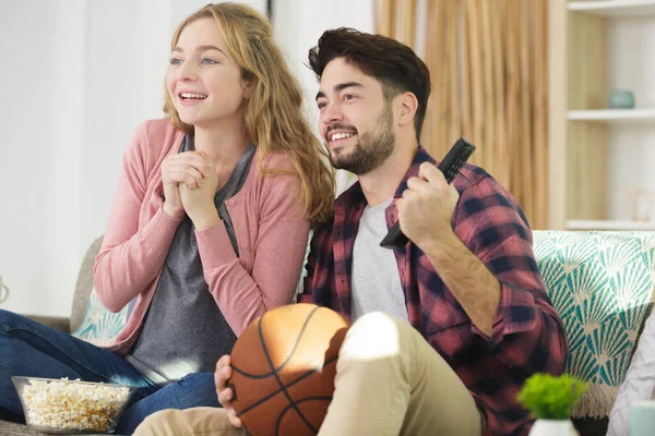 快乐的夫妻在电视上看篮球赛 — 图库照片