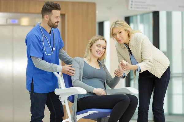 Arzt Und Schwangere Frau Krankenhausflur — Stockfoto