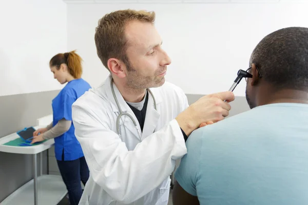 Erkek Doktor Hastaların Kulaklarını Muayene Ediyor — Stok fotoğraf
