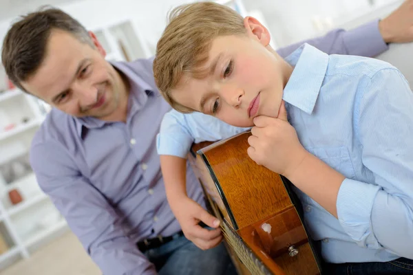 Gitar Öğrenen Çocuk Çenesini Tutuyor — Stok fotoğraf