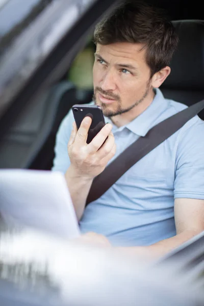 Schöner Mann Der Während Der Autofahrt Mit Dem Handy Spricht — Stockfoto