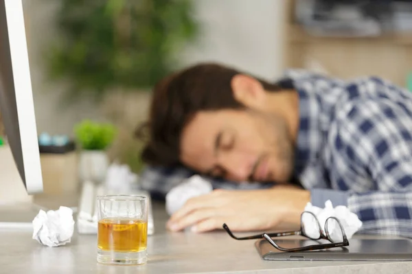 Młody Biznesmen Śpiący Wypiciu Stresu — Zdjęcie stockowe