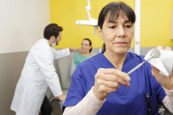 Vrouw Werkt Een Tandheelkundige Kliniek — Stockfoto