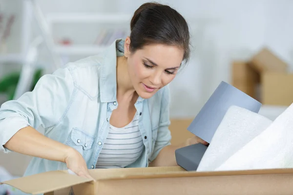 Mujer Hogar Desembalaje Caja Cartón — Foto de Stock