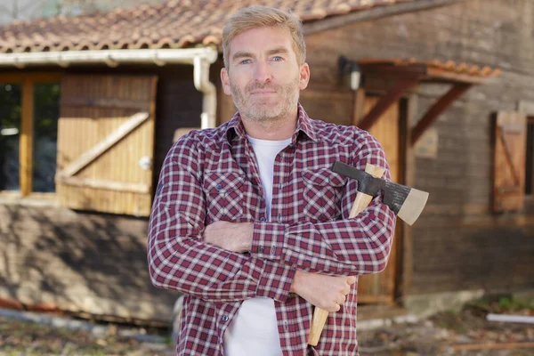 Confident Man Standing Axe Outdoors — Stock Photo, Image