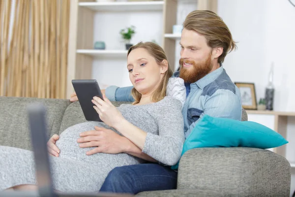 Man Pregnant Woman Tablet Home — Stock Photo, Image