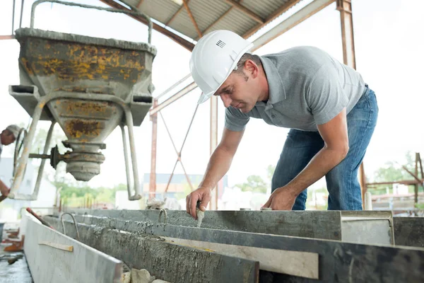 Çimento Vagonunda Çimento Olan Inşaat Işçisi — Stok fotoğraf