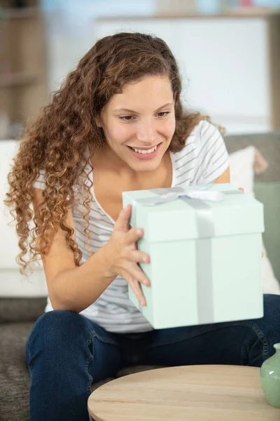 Menschen Lieferung Versand Und Postdienstleistungskonzept — Stockfoto